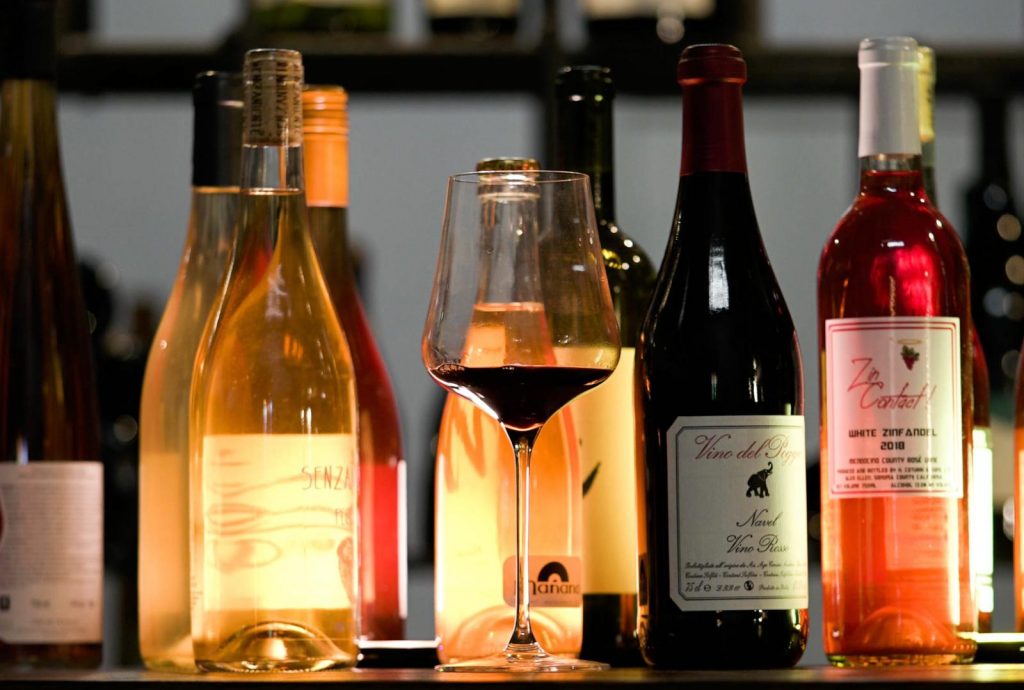 Carta de vinos naturales. Foto de diferentes vinos exclusivos naturales sobre una mesa. Carta de vinos naturales de Garage Bar Barcelona