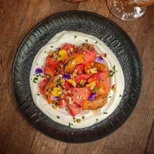 Tomates & Albaricoques con Labneh de Payoya