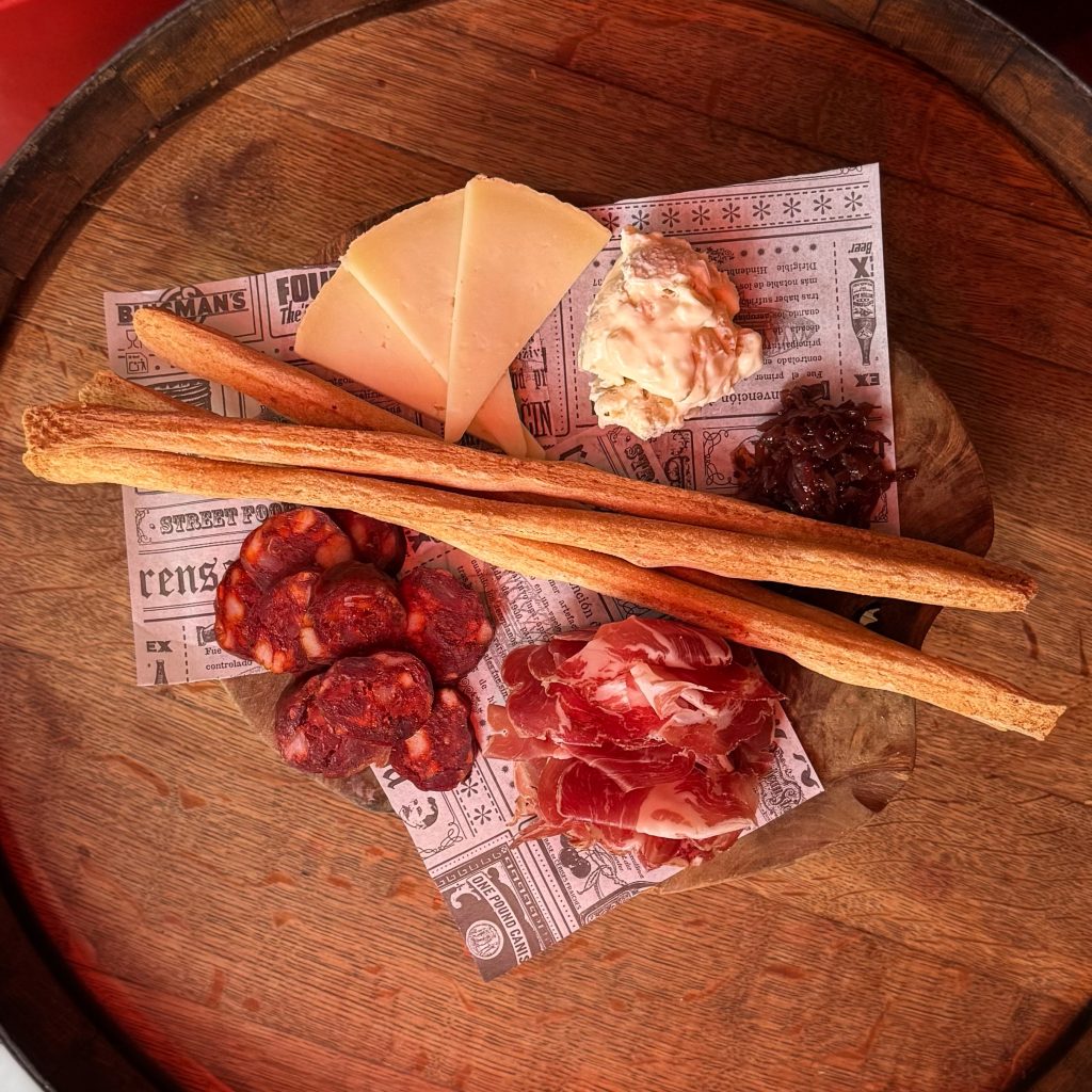 Garage-Bar-Vino-Natural-Tabla-de-Mixta-Quesos-Embutidos